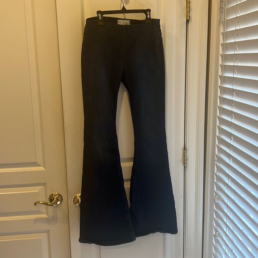 Free People low rise flared jeans. Very good condition.